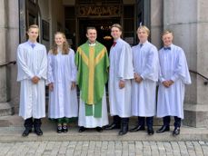 F.v. Greger Emilsen, Hulda Hein-Gutierrez, vikarprest Mathias Gillebo, Bård Elias Nystøyl, Elias Gill Johannesen og Sigurd Torkildsen-Husvik. Foto: Karl Nystøyl