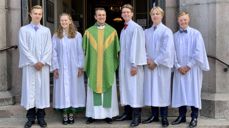 F.v. Greger Emilsen, Hulda Hein-Gutierrez, vikarprest Mathias Gillebo, Bård Elias Nystøyl, Elias Gill Johannesen og Sigurd Torkildsen-Husvik. Foto: Karl Nystøyl