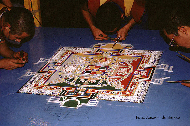Tibetanske munker legger sandmaleri. Foto og copyright: Aase-Hilde Brekke