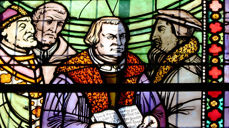 Martin Luther omkranset av andre reformatorer. Fra Emmanuel Vigelands glassmaleri i domkirkens korparti.