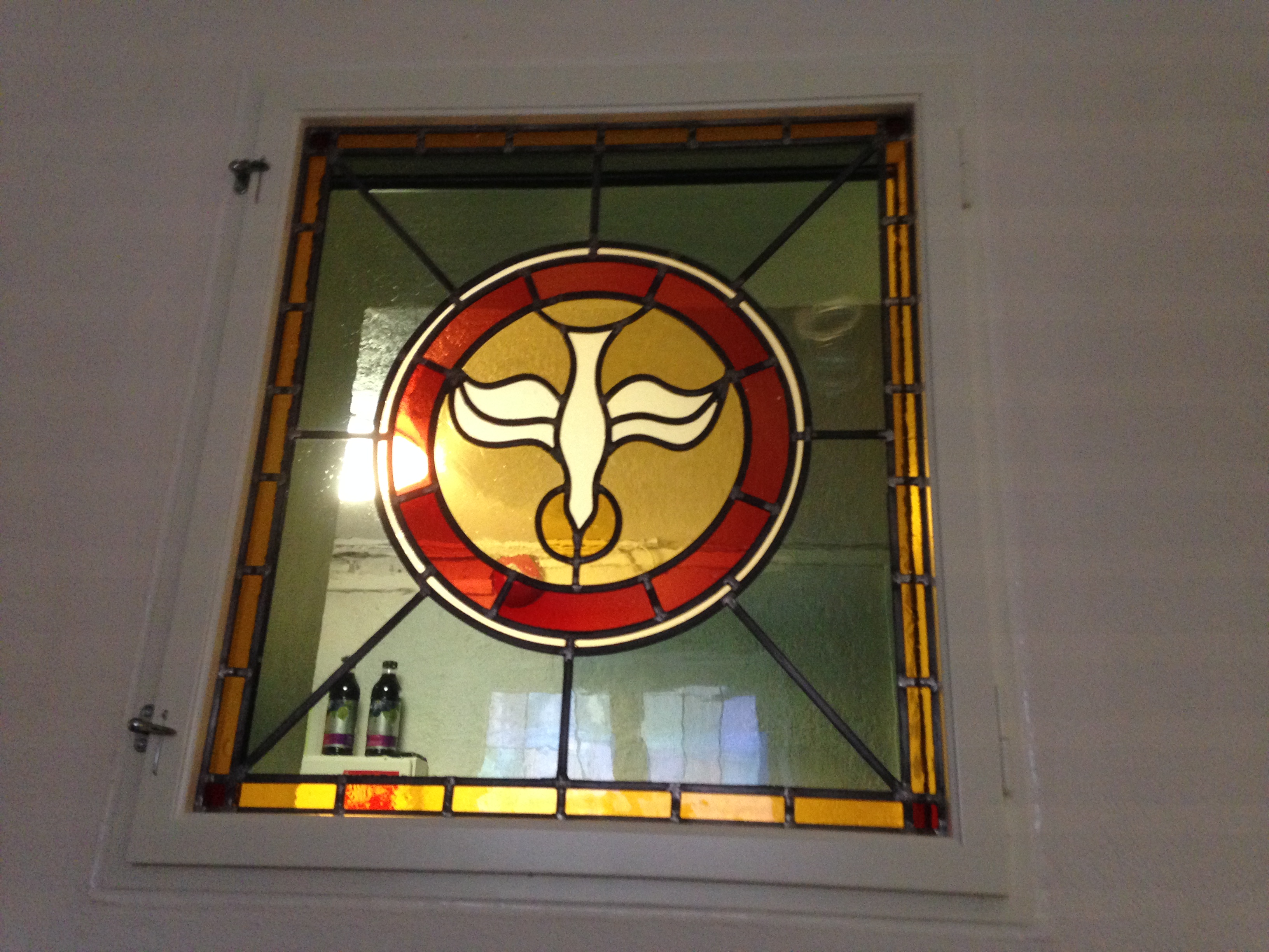 Det nye glassmaleriet i domkirkens samtalerom.