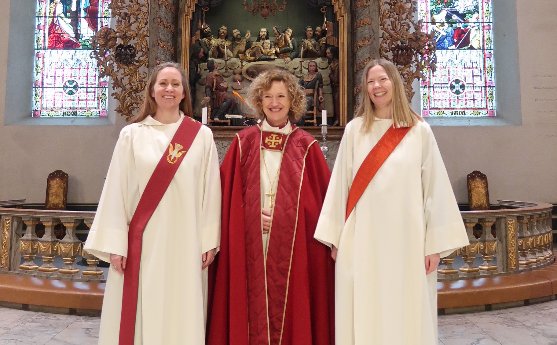  Christina Marie Eikrem og Siri Nilssen saman med biskop Kari Veiteberg. Foto: Jonas Lind Aase