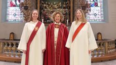 Christina Marie Eikrem og Siri Nilssen saman med biskop Kari Veiteberg. Foto: Jonas Lind Aase