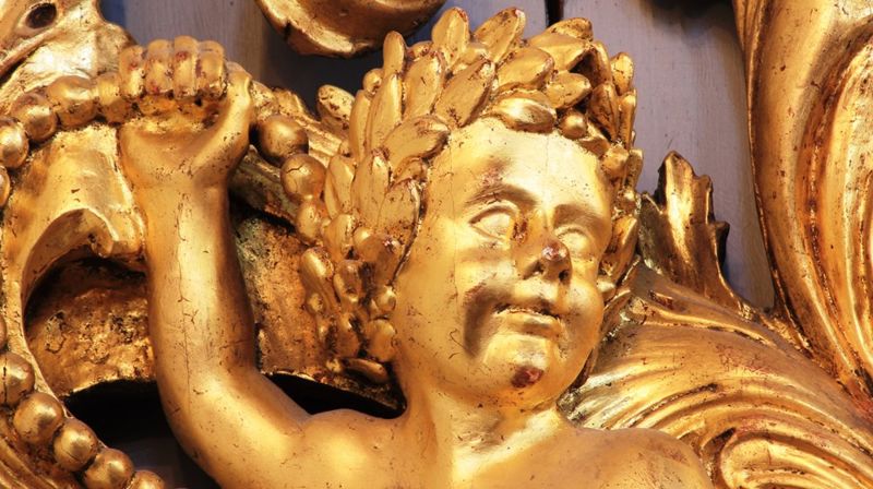 Detaljfoto, fet engel fra Oslo domkirkes prekestol.