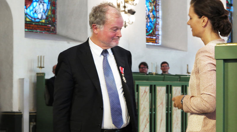 Domkantor Kåre Nordstoga mottok ordenen fra kansellisjef Mette Tverli. Foto: Munch design