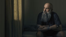 Foto fra Krikens bymisjons kampanje for årets TV-aksjon «Mindre alene sammen»