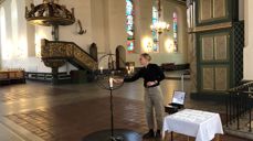 Vikarprest Åste Dokka tenner lys i globen ved middagsbønnen kl 12.00