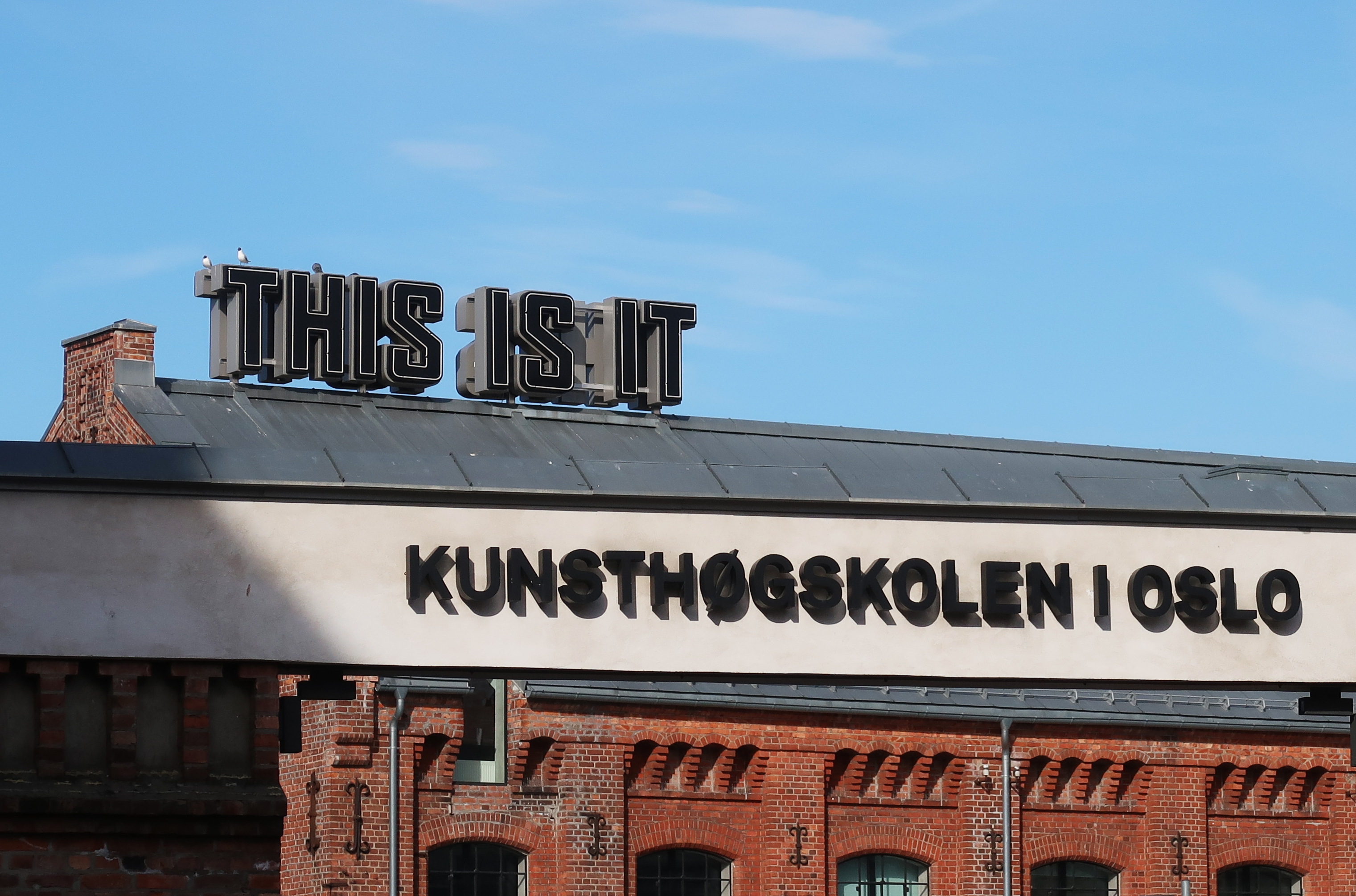 Kunsthøgskolen i Oslo med vårblå himmel. Bilde er tatt av domkirkeprest Jonas Lind Aase på vei inn for å undervise kunststudentene om høymessens liturgi.