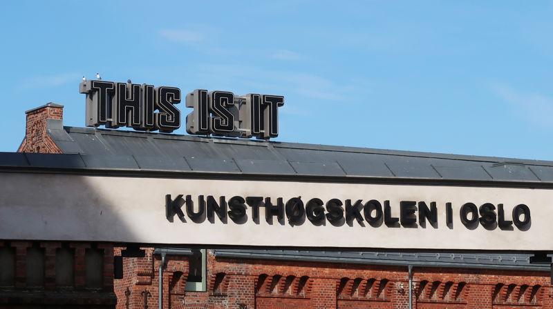Kunsthøgskolen i Oslo med vårblå himmel. Bilde er tatt av domkirkeprest Jonas Lind Aase på vei inn for å undervise kunststudentene om høymessens liturgi.