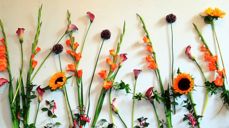 Blomsterdekorasjonen på bakveggen i kirkerommet