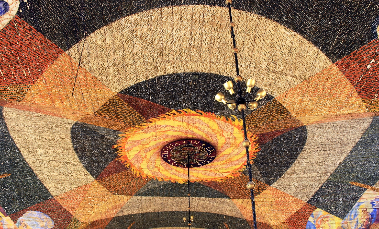 P&#229; det h&#248;yeste punktet i takmaleriet: &#198;re til Gud i det h&#248;yeste, lysets og livets kilde!