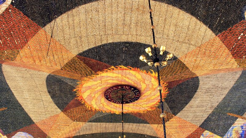 At the highest point in the ceiling painting: Glory to God in the highest, the source of light and life!