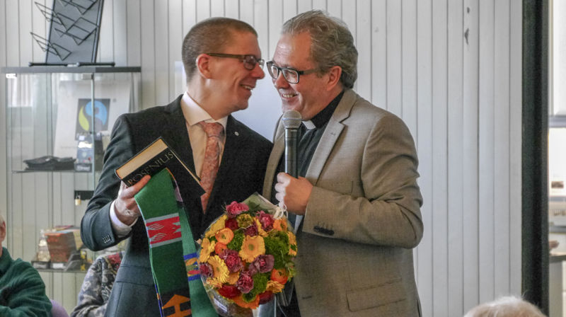 Påtroppende og avtroppende sokneprest i munter samtale.