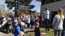 Trygve Danbolt Øygard demonstrerer fuglemerking