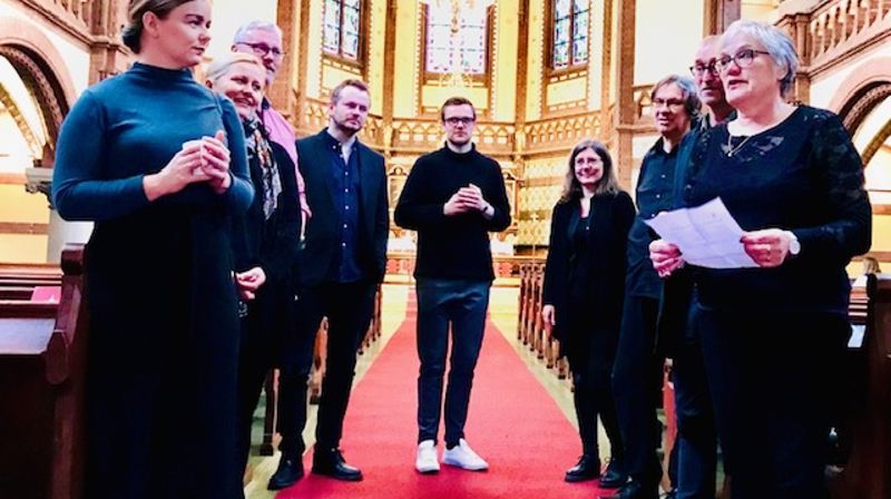 Fra høyre: Menighetsrådsleder Oddrun Remvik, sokneprest Arne Jor, Oddvar Kolset, Eva Annie Bjørgen, Andreas Koschinski Kvisgaard, Knut Anders Sørum, Jan Bengt Solberg, Marit Byfuglien og nestleder Kristin Skjøtskift. (Fraværende på bildet er Elisabeth Richardsen Kallinen, Maria Henningsen, Helge Gjertveit, Anne Sofie Stumo og Helge Jordheim).