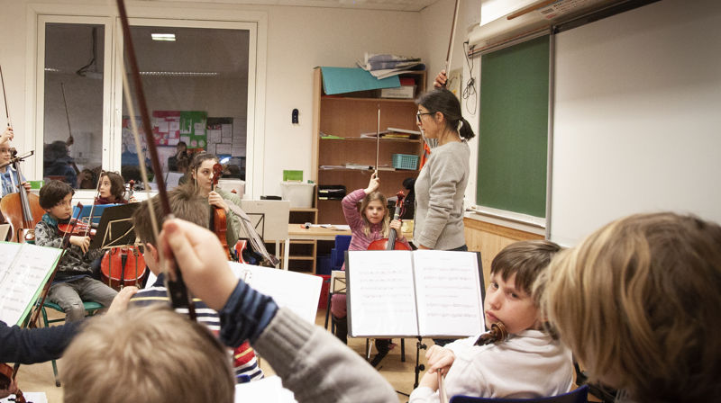 FULL KONSENTRASJON: Når dirigent Christine Aanerud instruerer skal buene oppå hodet i yngstegruppen til Vestre Aker strykeorkester. Og med tett konsertagenda må det øves mye. I mai spiller de i Røa kirke. FOTO: OLE JAKOB SKÅTUN