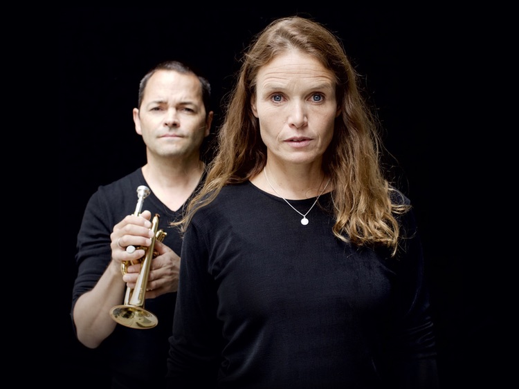 Forteller Helga Samset spiller med Jonas Kilmork. Her avbildet med trompetist Arve Henriksen.