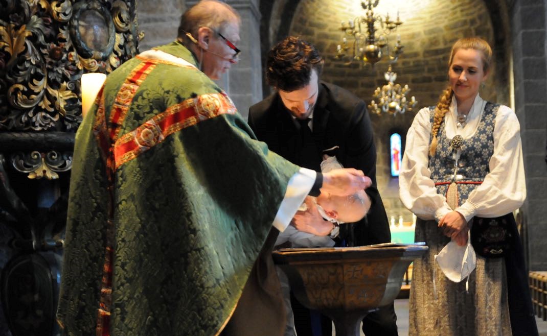 Prest i St. Hanshaugen sokn, Morthen Sørlie, døper Vilhelm Olav Dalen i Gamle Aker kirke. Foto: Ida Gilbert