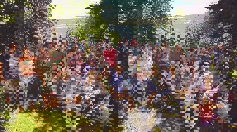 Her er vi samlet fra fjorårets Filtvet-tur. Både speiderne og jentekoret var med. Foto: Ida Gilbert