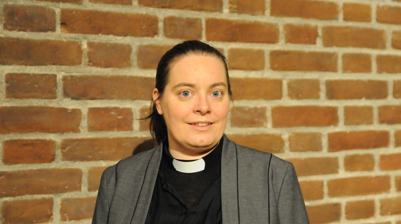 Her tegner Marta Axner Ims askekorset i pannen på konfirmantene