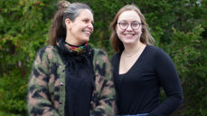 Synnøve og Solveig blir vigsla til teneste under gudstenesta