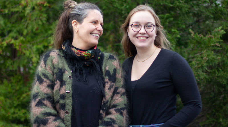 Synnøve og Solveig blir vigsla til teneste under gudstenesta