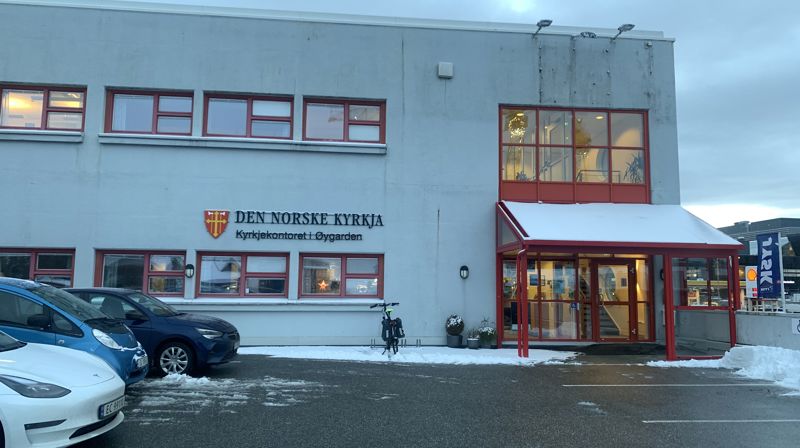 Inngangen til kyrkjekontoret i Øygarden, i andre etasje av Temahuset