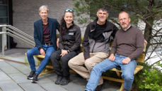 Senterleiar Thomas Skålnes, Marthe Rennedal i avd. drift, Arne Stuksrud frå Basecamp, som bygde benken, og sokneprest i Fjell Per Hjemdal var dei første som fekk sitte på benken.