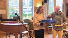 Diakoniarbeidar Renate Olsen Seim saman med Harald Fylling på Hjarterom