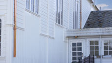 Reperasjon av taket til kyrkjelydssalen er ein del av arbeidet som no vert fullført.