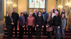 Frå venstre: ordførar Tom Georg Indrevik, prosjektleiar Arne-Magne Fjell, sokneteamleiar Anne Ludvigsen Kaldestad, soknerådsmedlem Ragnhild Andersland, soknerådsleiar Jorunn Småbrekke Gjersvik, leiar i kyrkjeleg fellesråd Dag-Olav Bjorøy, barne- og familieminister Kjersti Toppe, kyrkjeverje Annlaug Børve, statssekretær Trine Fagervik, driftsleiar bygg og anlegg Tore Heggernes, leiar i utval for tenester og levekår Jan Utkilen, sokneprest Per Hjemdal, kommunestyrerepresentant for Sp, Sølvi Kobbeltvedt og kyrkjetenar Ingaliss Apeltun. Foto: Vigleik Brekke