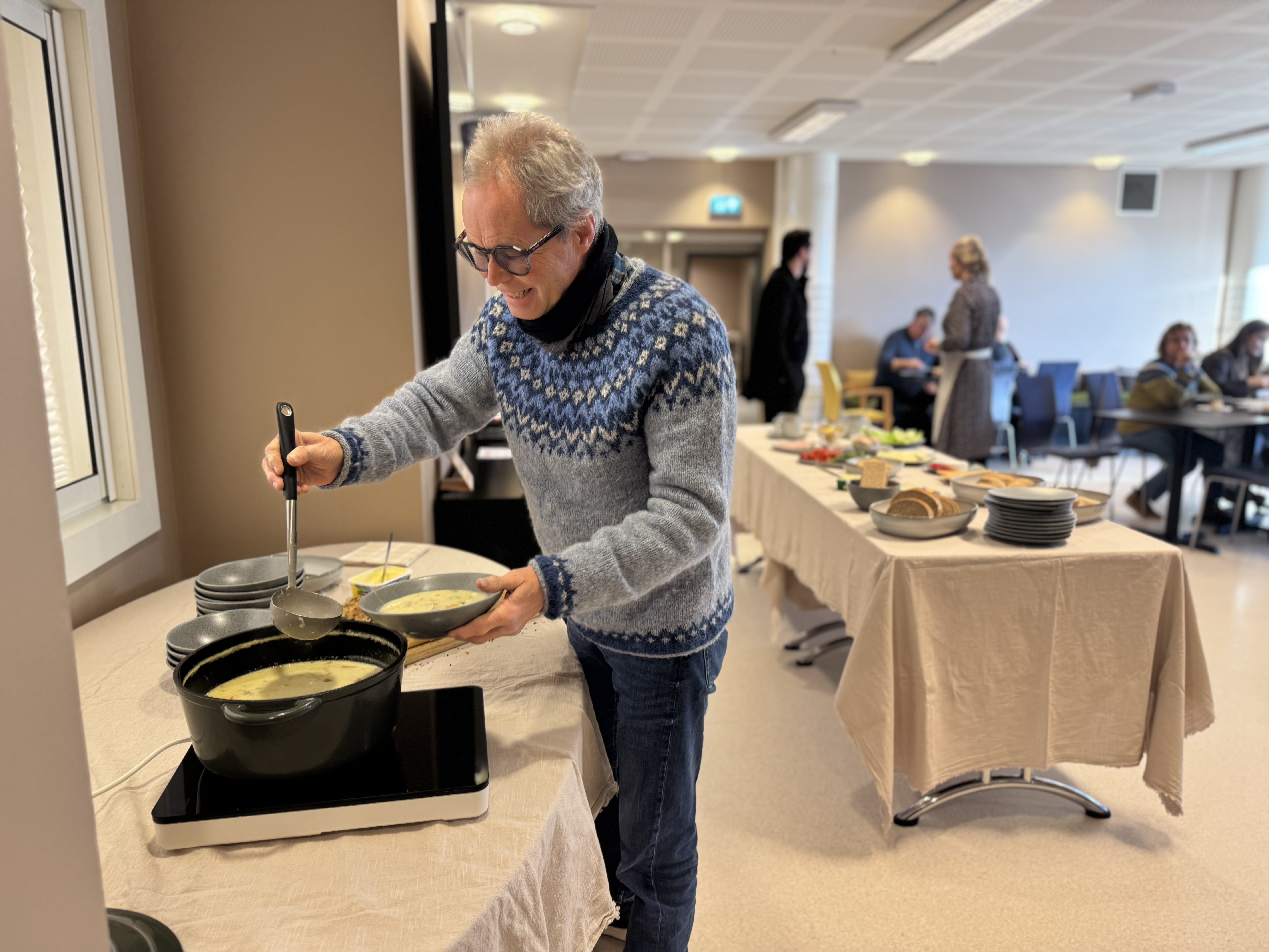 Heimelaga fiskesuppe samla folk i kyrkjestova