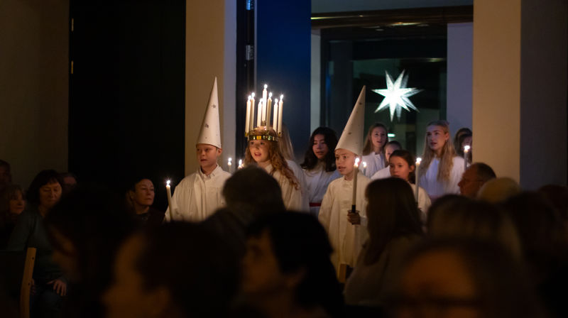 Lys, ro og korsong i ei mørk førjulstid