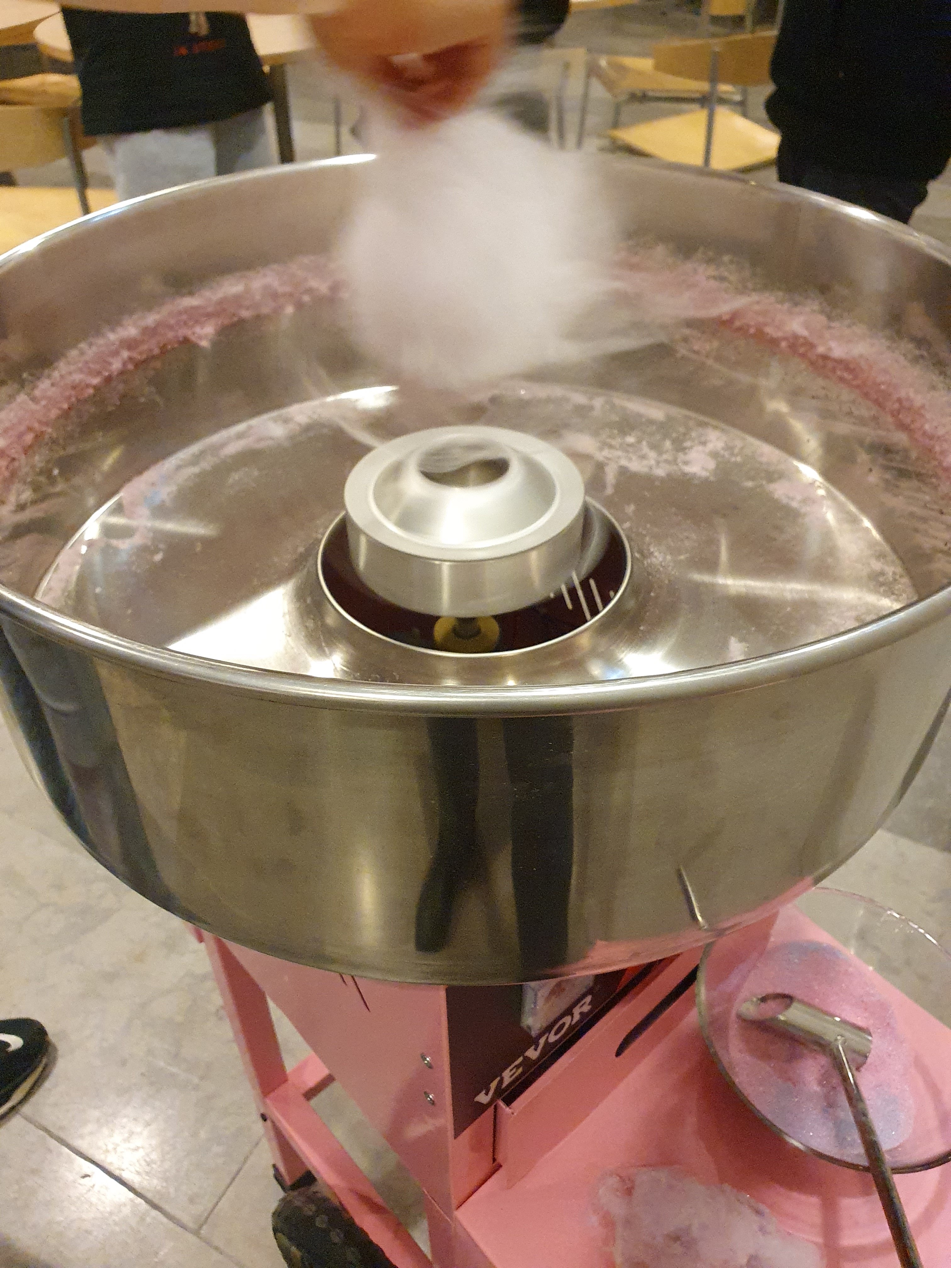 Rosa sukkerspinnmaskin  der nokon lagar rosa sukkerspinn