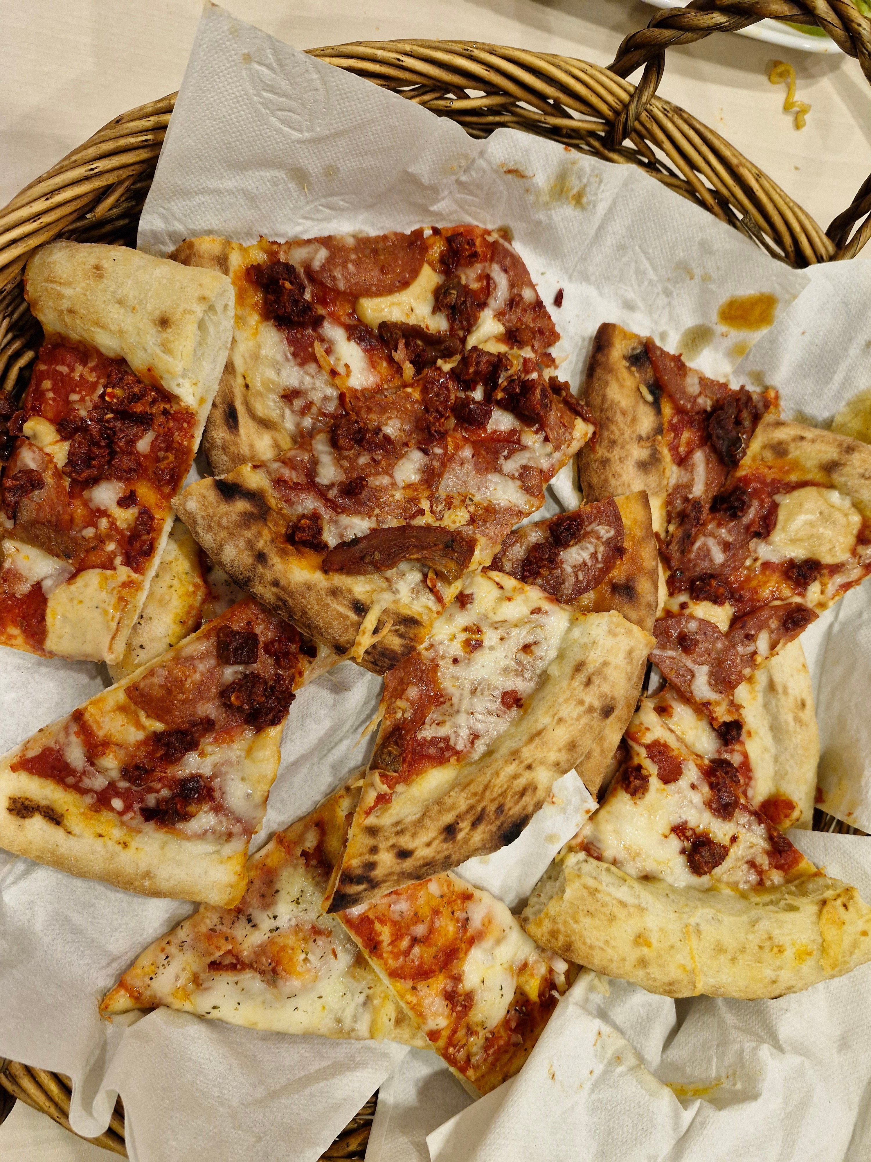 Pizzastykker oppi ei kurv