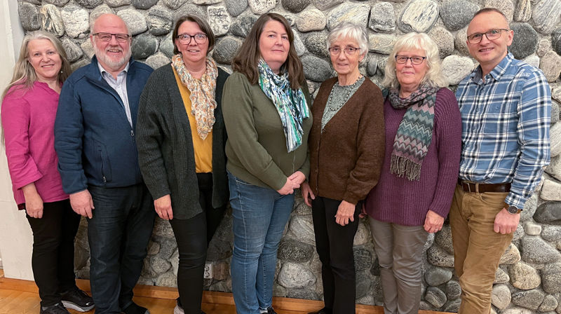 Medlemmer frå venstre: varamedlem Laila Linde Lossius, tidlegare soknerådsleiar Dag-Olav Bjorøy, soknerådsleiar Tove Karin Lyngsmo Angeltveit, Kjersti Berland Hassel, representant i fellesrådet Kirsten Marie Angeltveit Kjølen og vararepresentant i fellesrådet Anne Kristine Torvik Christiansen. T.h. er tidlegare sokneprest Bjarte Nese.