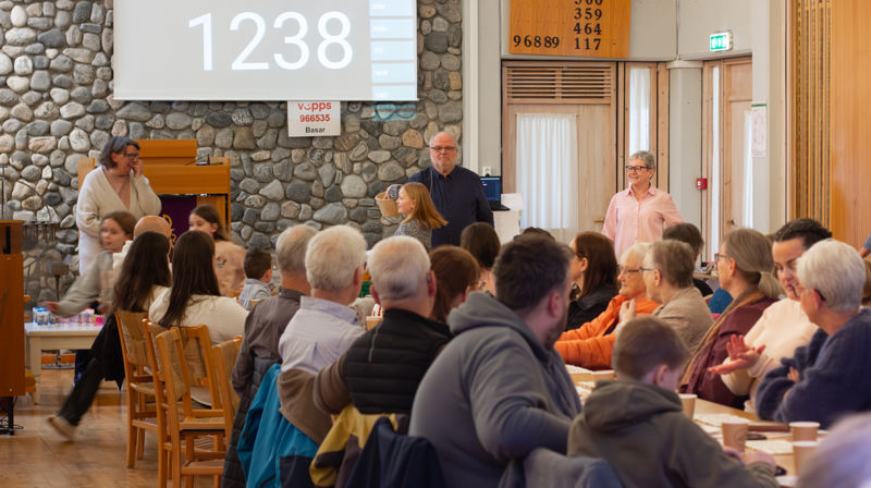 Full kyrkje og god basarstemning