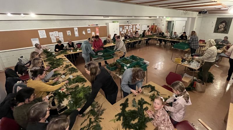 Generasjonskveld med kranseverkstad