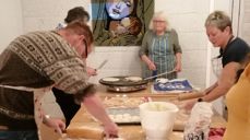 Randi Algrøy (t.h) lærer oss å lage lefser!