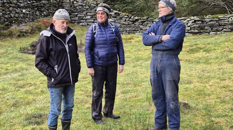 Arthur Selstø saman med Ruth Nordeide Bakke og Arne Bakke, Arne er leiar av Sund sokneråd.