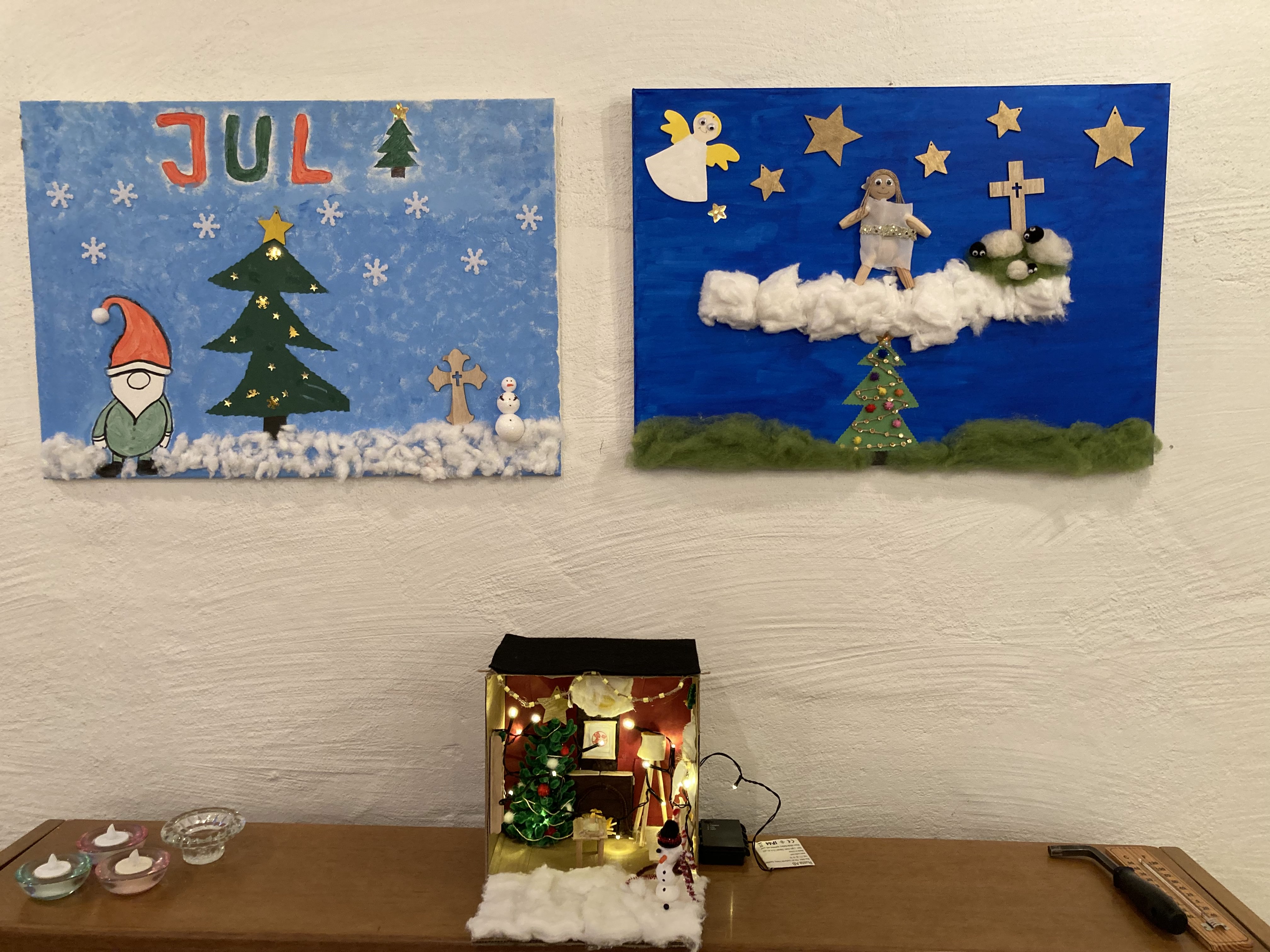 God jul!  Ei juleutstilling frå konfirmantane i Sund.