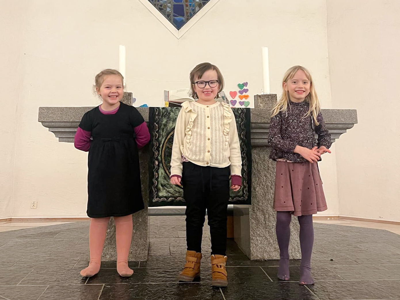 Tre jenter som går i Stjernekoret, sang velsigninga på slutten av myldredagen i Sund.