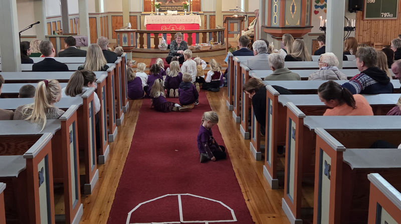 Det myldrar av liv i Kausland kyrkje