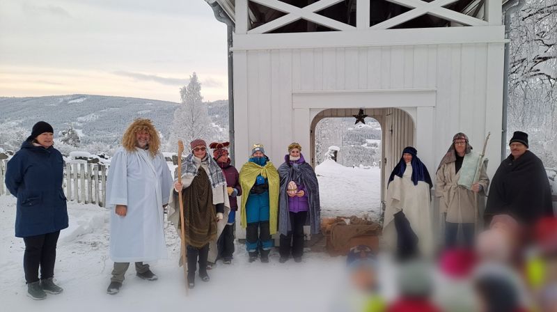 Julevandring for Rogne barnehage med personal og nokre frå staben.