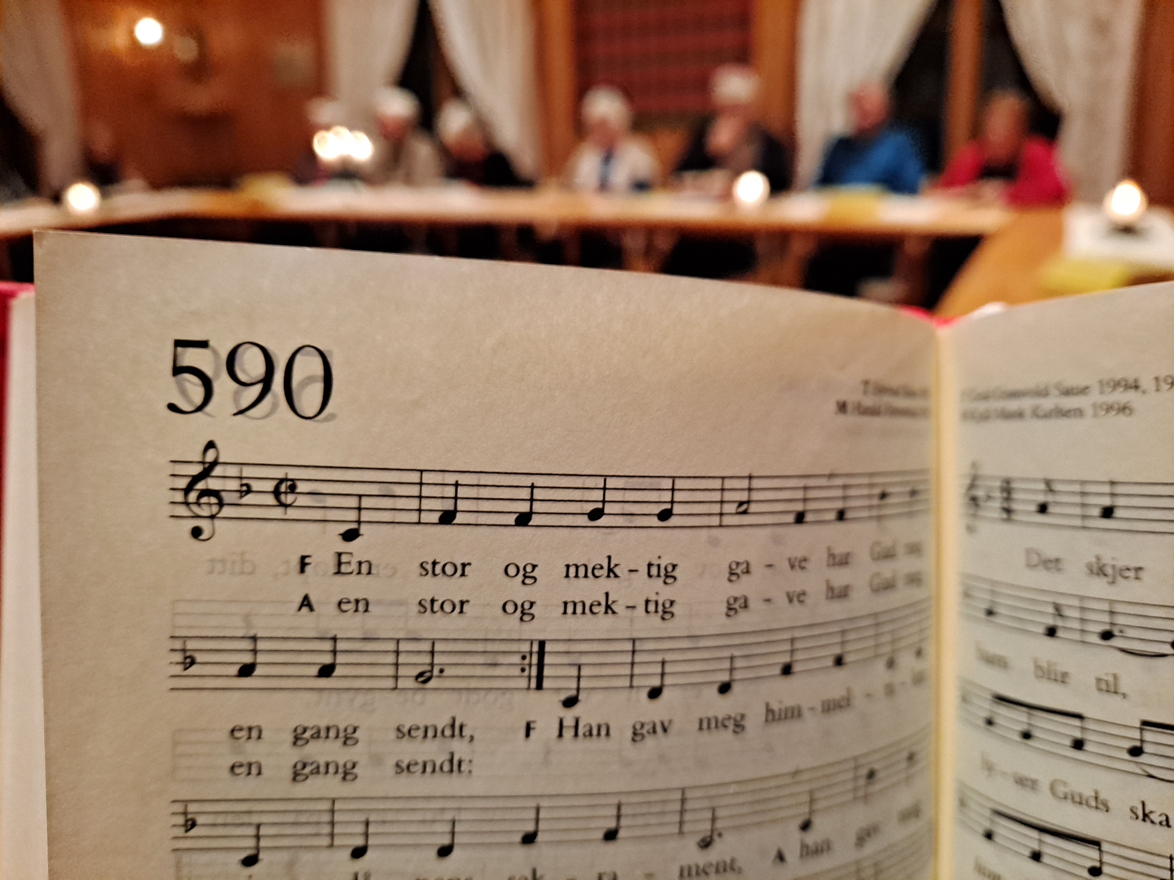 Salmekveld i Rogne kyrkjestogo foto Eli Vatn