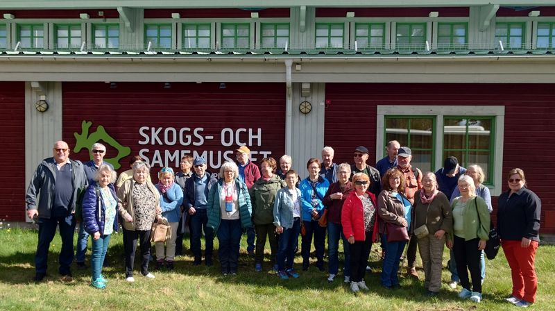 Deltagere samlet utenfor Skogs- og samemuseet i Lycksele.  Foto: Bertil Jønsson