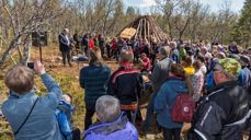 Her ved det sør-samiske kirkestedet i Elgå, ved Daniel Mortenssons vinterboplass ved Kjerran, blir det gudstjeneste i august. Bildet er tatt under vigslingen 3. juni 2018. Foto: Bård Løken/annomuseum