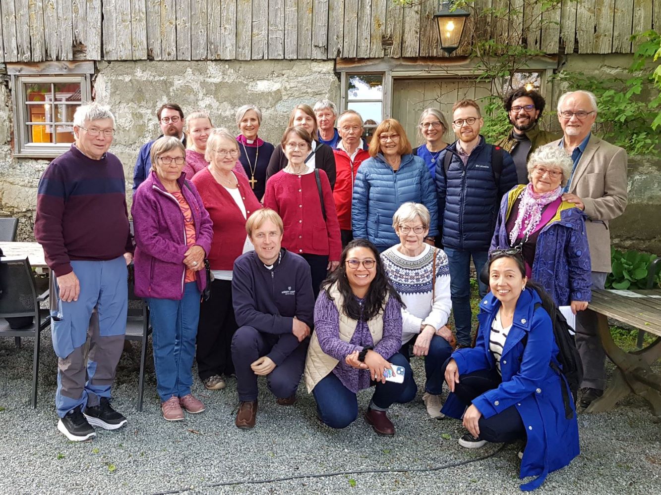 Deltakere og besøkende på seniortreff på Tautra. Bakerst fra venstre: Kantor Jovna Zakharias Dunfjell, medlem i Samisk kirkeråd May Bente Jønsson, biskop Herborg Finnset, Maria Mountraki (KV, Finland), diakoniarbeider Bertil Jønsson, Gustav Kant, rådgiver ved bipedømmekontoret Vigdis Aanderaa Aakre og Andres Pacheco Lozano (KV, Colombia/Nederland). Fremre rekke fra venstre: Ove og Signe Jåma, Jonhild Joma, Gunnhild Granefjell, Ella Lifjell, Pawel Pustelnik (KV, Polen) og Arna og Vigleik Haga. På huk fra venstre: prest Einar Sørlid Bondevik, Joy Eva Bohol (KV, Filippinene/Sveits), Laila Granefjell og Athena Peralta (KV, Filippinene/Sveits). FOTO: NIDAROS BISPEDØMME