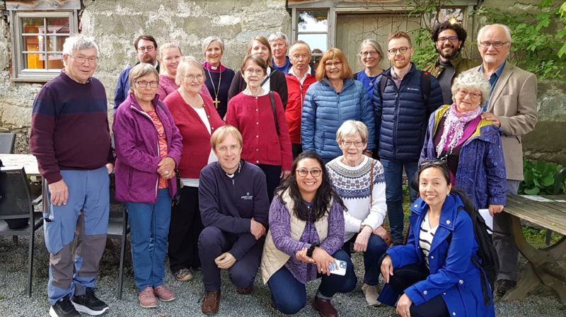 Deltakere og besøkende på seniortreff på Tautra. Bakerst fra venstre: Kantor Jovna Zakharias Dunfjell, medlem i Samisk kirkeråd May Bente Jønsson, biskop Herborg Finnset, Maria Mountraki (KV, Finland), diakoniarbeider Bertil Jønsson, Gustav Kant, rådgiver ved bipedømmekontoret Vigdis Aanderaa Aakre og Andres Pacheco Lozano (KV, Colombia/Nederland). Fremre rekke fra venstre: Ove og Signe Jåma, Jonhild Joma, Gunnhild Granefjell, Ella Lifjell, Pawel Pustelnik (KV, Polen) og Arna og Vigleik Haga. På huk fra venstre: prest Einar Sørlid Bondevik, Joy Eva Bohol (KV, Filippinene/Sveits), Laila Granefjell og Athena Peralta (KV, Filippinene/Sveits). FOTO: NIDAROS BISPEDØMME