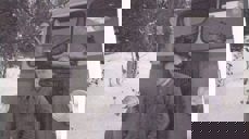 Bilde: "Stødig sjåfør" Ragnar Aaseng arbeidet hele sitt liv som sjåfør. Her er han på 1950 – tallet foran en Vulcan – buss tilhørende Ottadalen Kommunale Billag. Foto: Ukjent, bildet utlånt av Helge Skjåk.